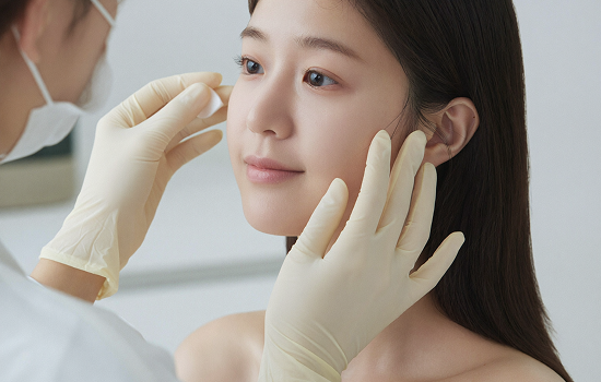 의료진이 환자의 얼굴을 부드럽게 진찰하거나 관리하는 모습