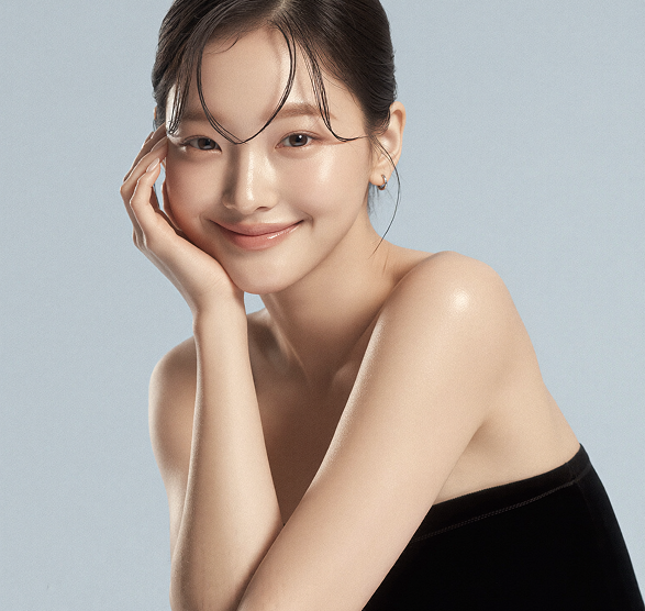 밝고 깨끗한 피부의 여성이 부드러운 미소를 짓고 있는 모습